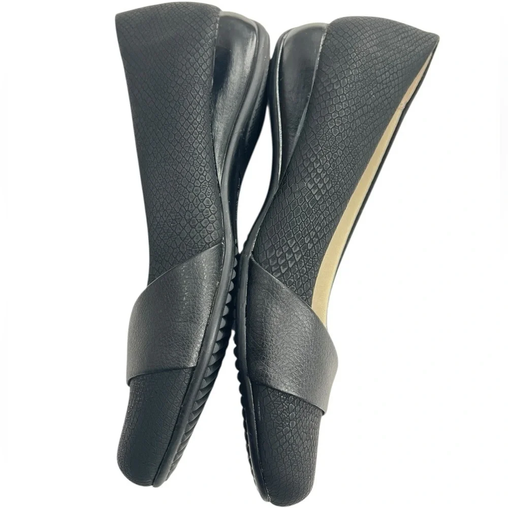 Life Stride Black Flats with Crossover Detail Size 6.5 Like New No Box
